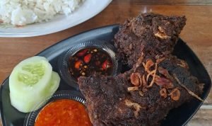 Perpaduan Iga Bakar Rawamangun dan Nasi Kebuli yang Viral