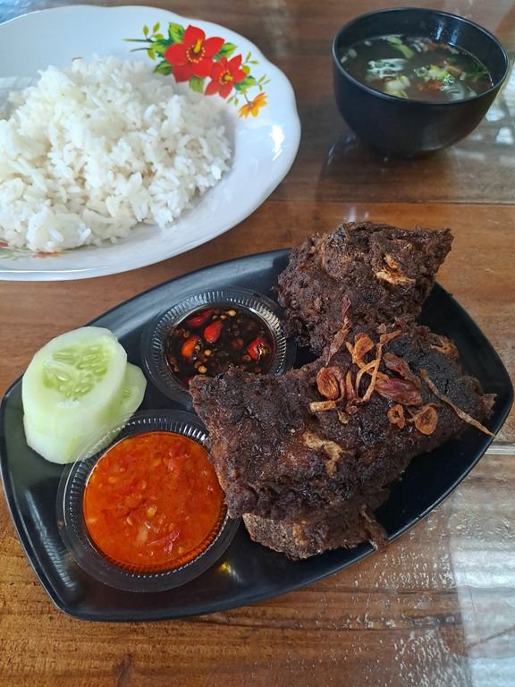 Perpaduan Iga Bakar Rawamangun dan Nasi Kebuli yang Viral